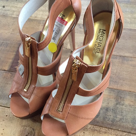 New Listing💋Michael Kors Tan Heels - Picture 2 of 7